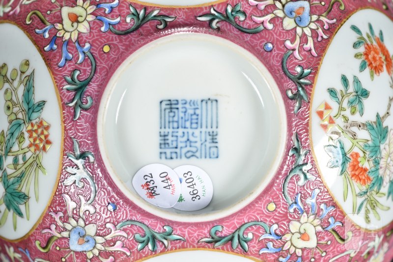 清 粉彩胭脂红地开光花卉纹碗 - 图9